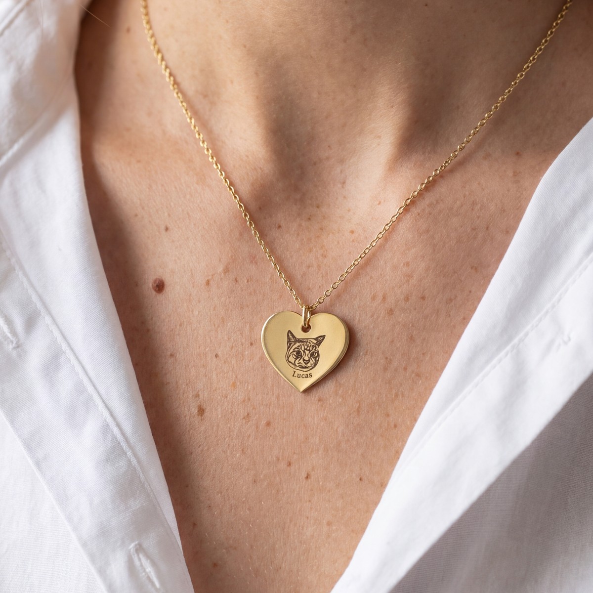 Collar Pet Face Love puesto, en Gold