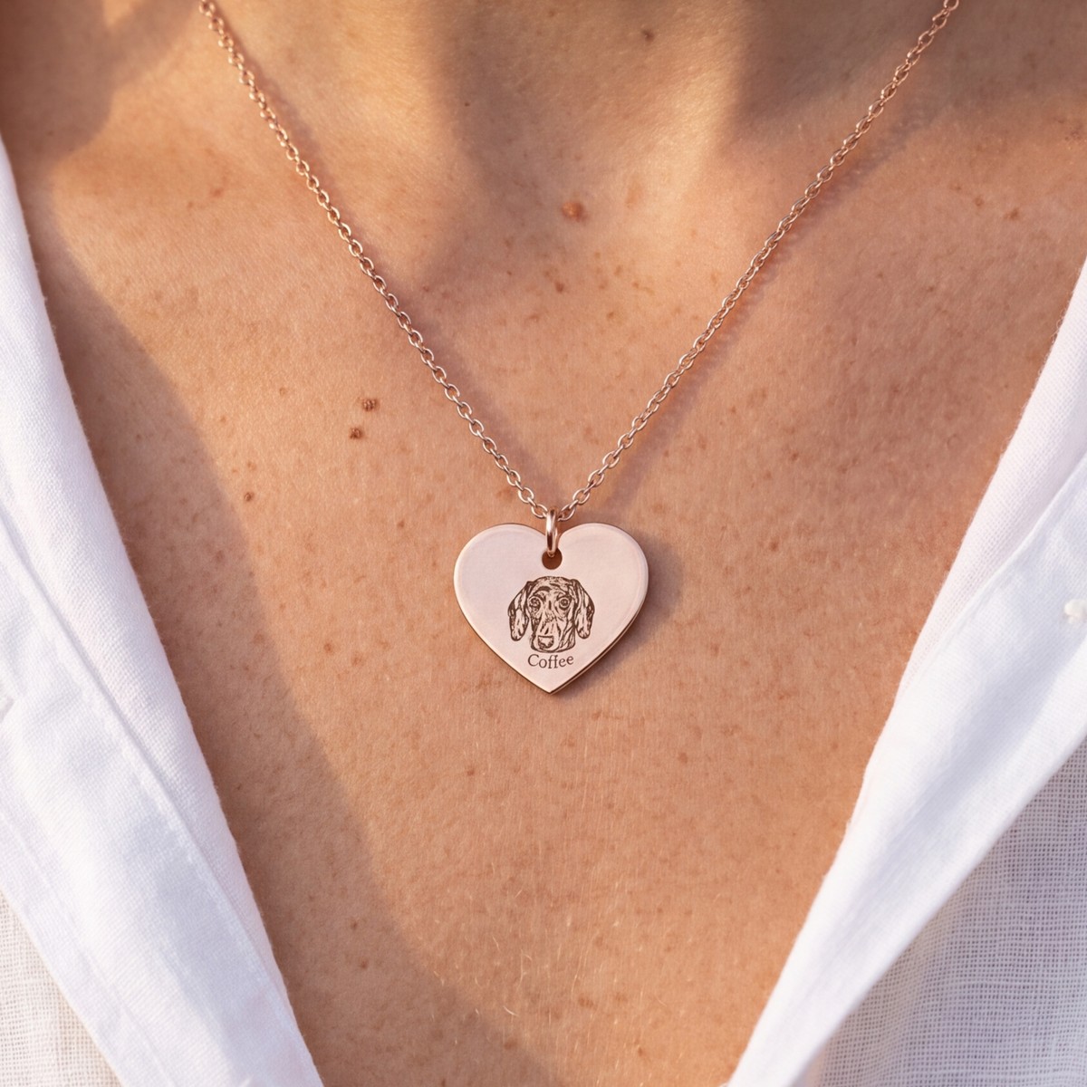 Collar Pet Face Love puesto, en Rose Gold