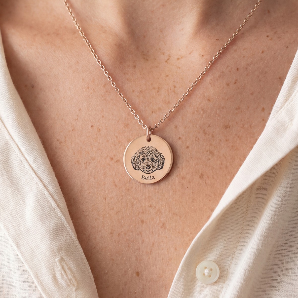 Collar Pet Face puesto, en Rose Gold